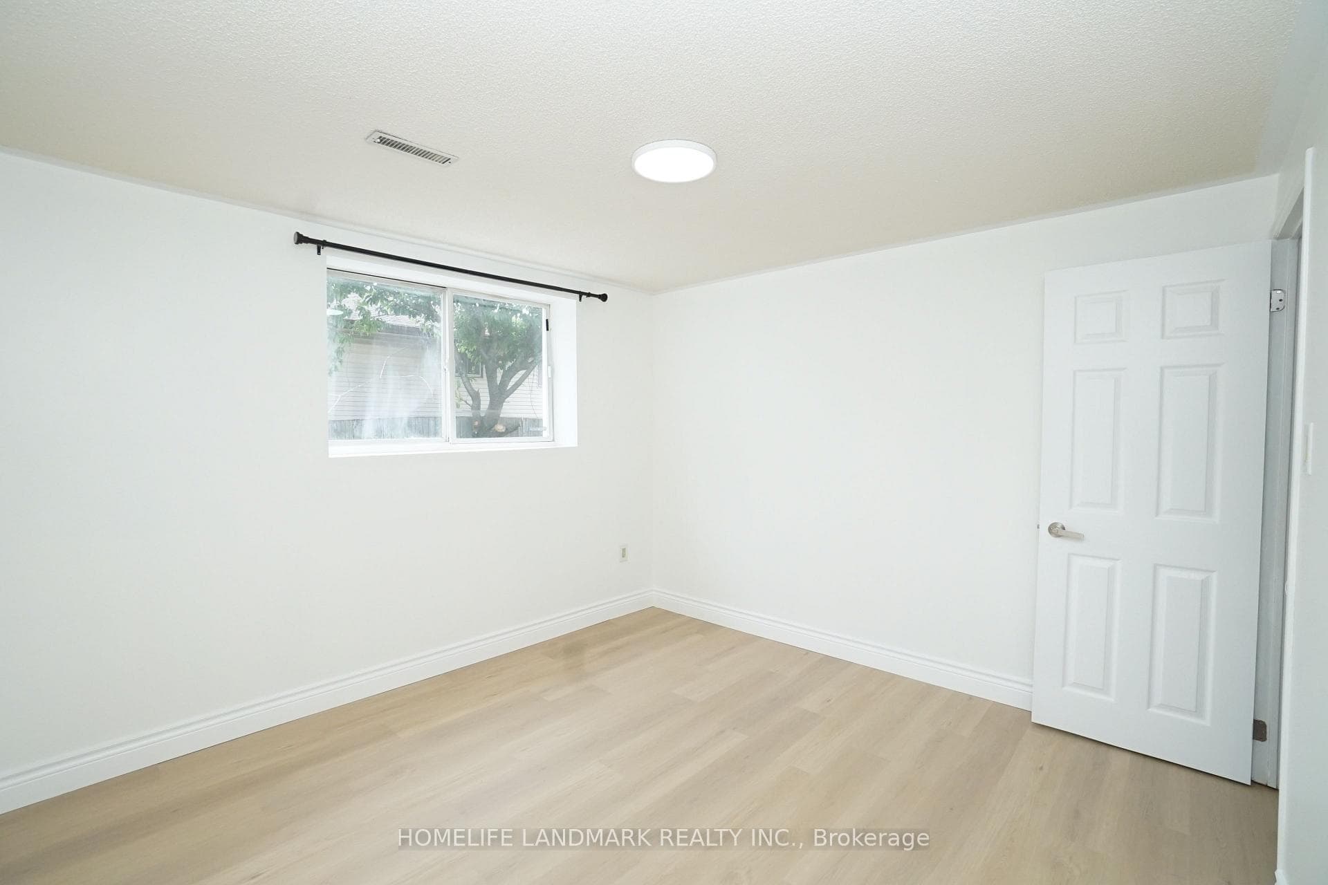 594 Queen Victoria Drive Unit Gound & Bsmt photo 14