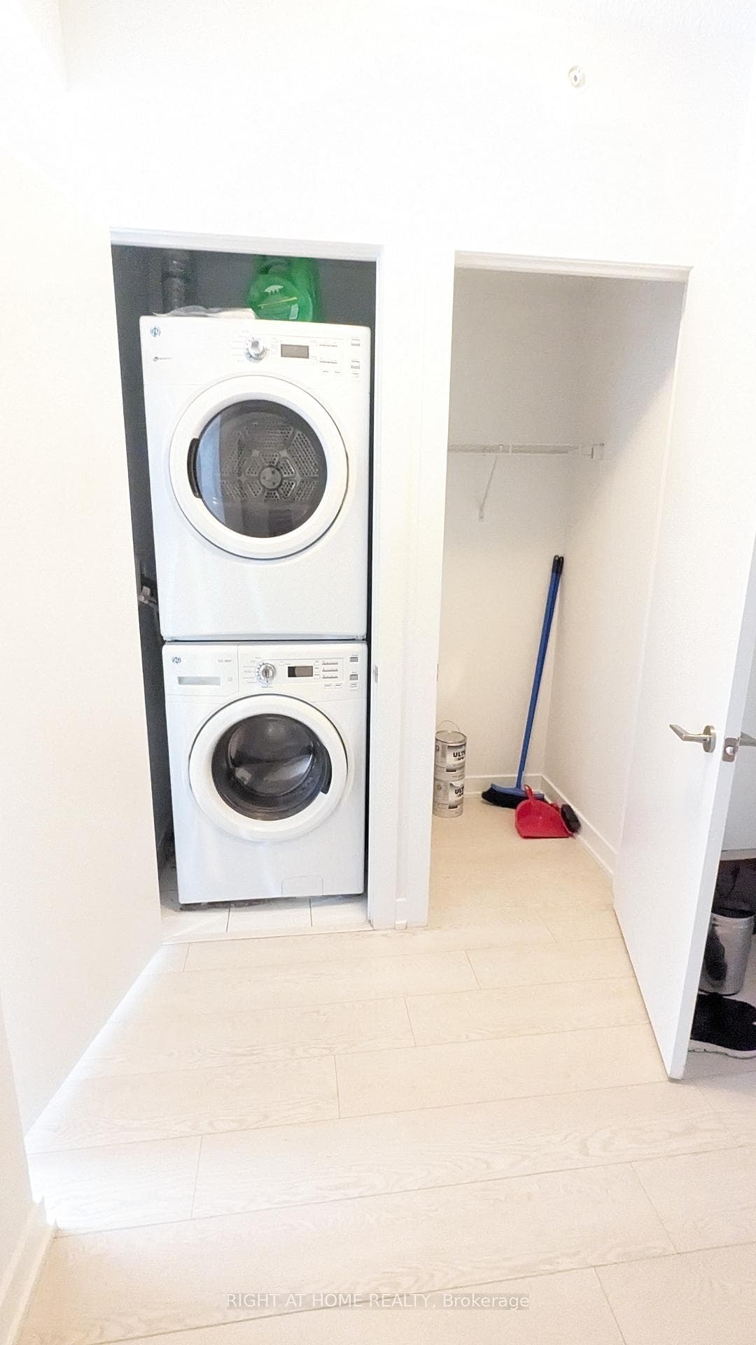 20 Bruyeres Mews Unit 1210 photo 8