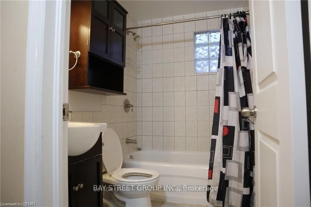 135 Walmer Gardens photo 4