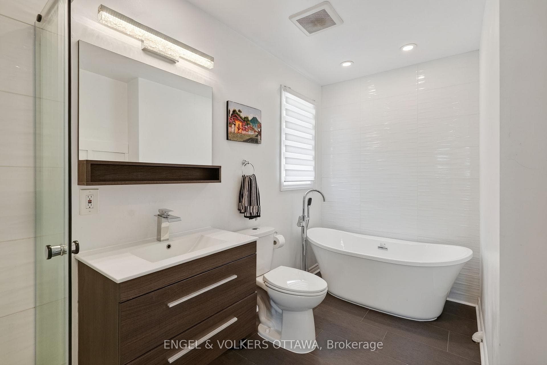 1033 Como Crescent photo 15