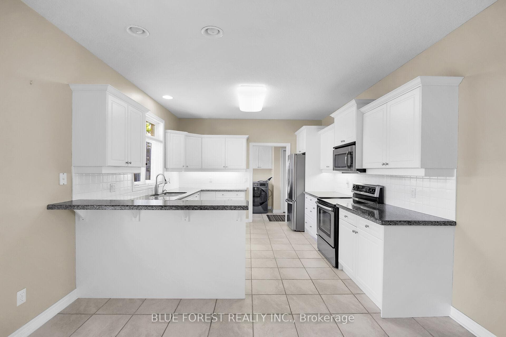 Kitchen with Breakfast Bar