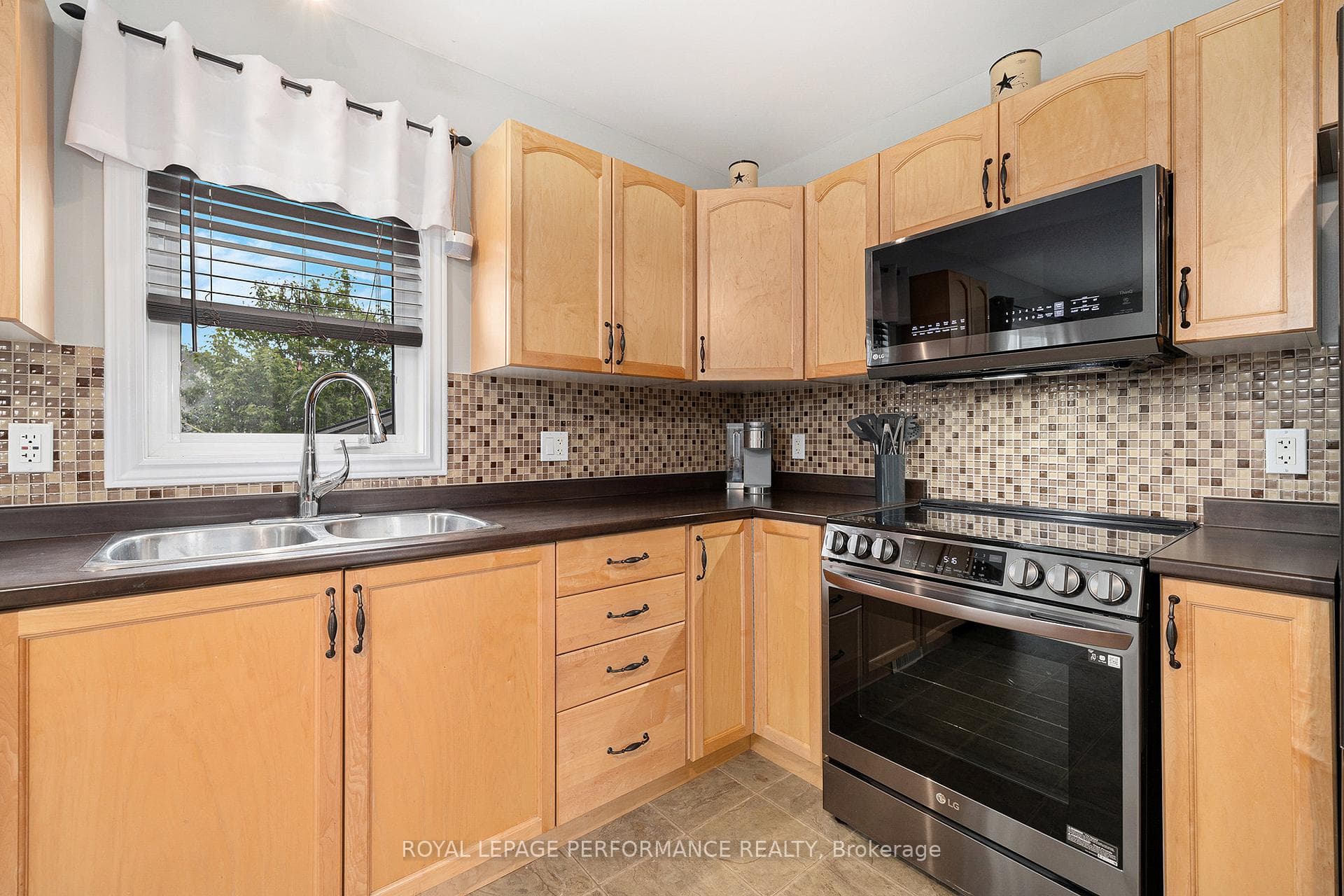 160 Filion Street photo 14