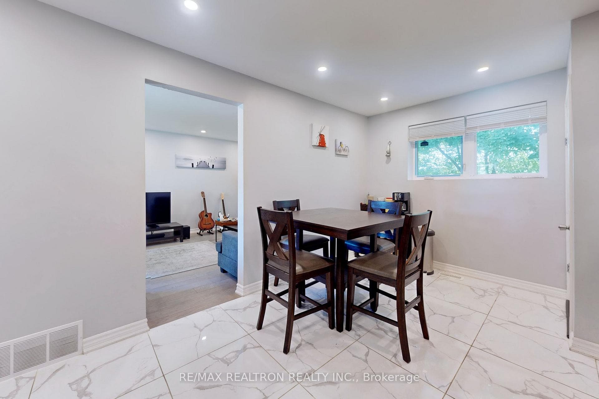 53 Foreht Crescent photo 8