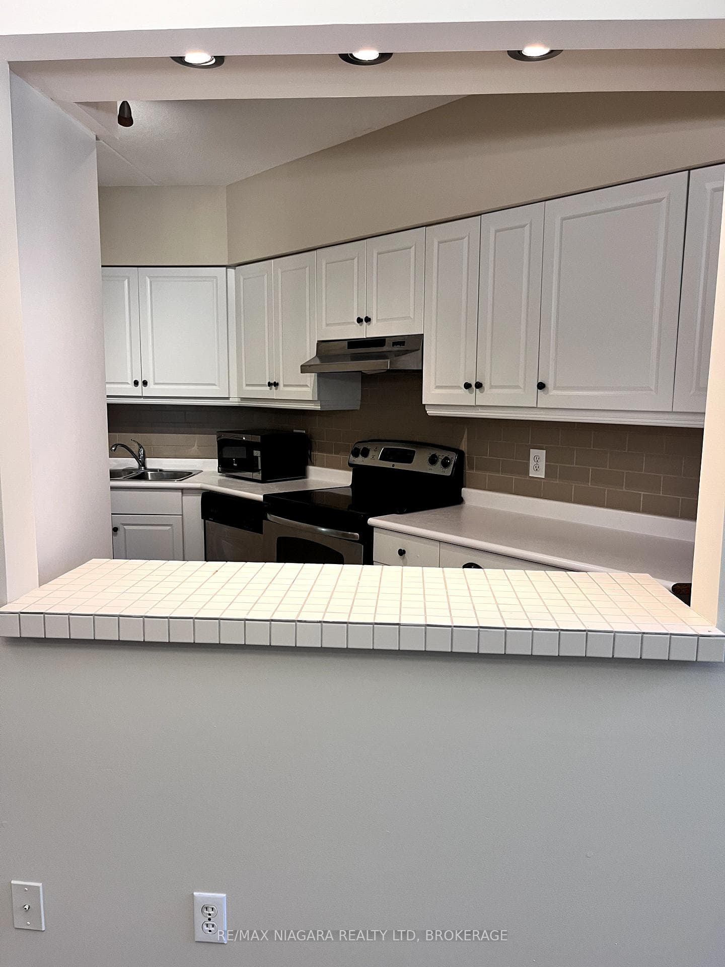 3364 Montrose Road Unit 105 photo 11