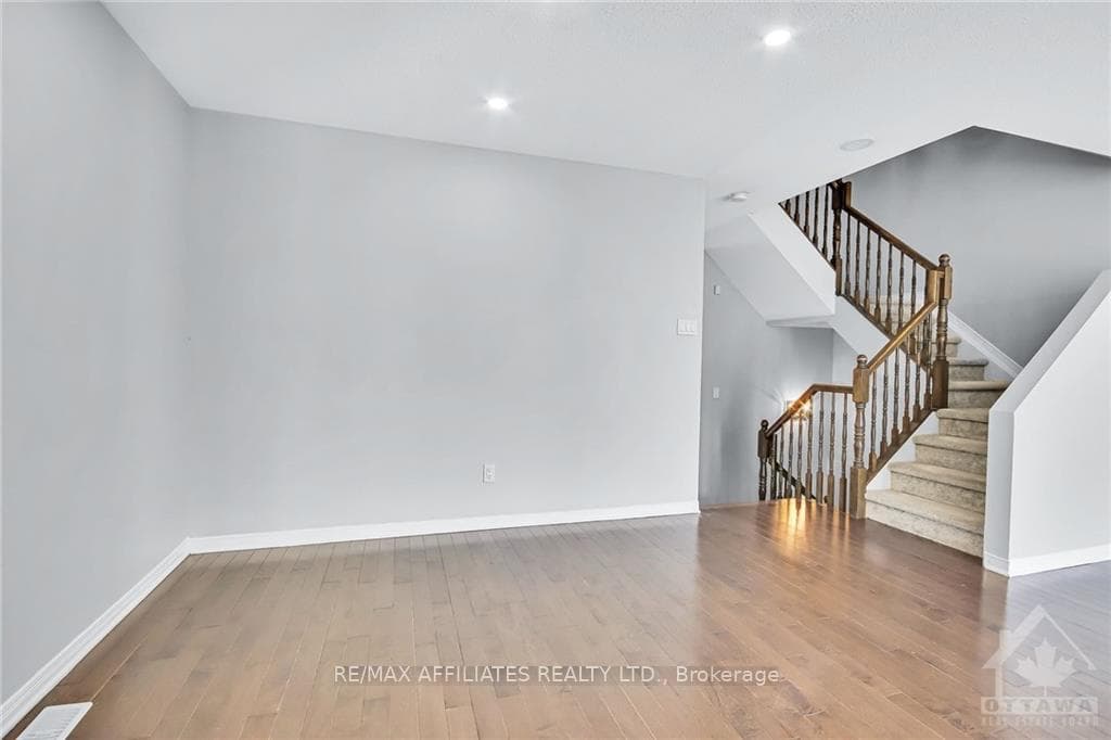 361 BAKEWELL Crescent photo 8