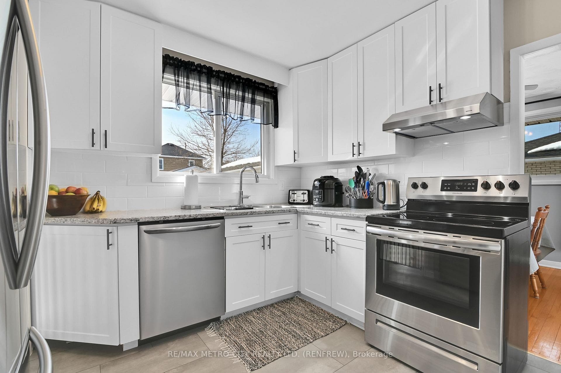 346 Martin Street photo 12