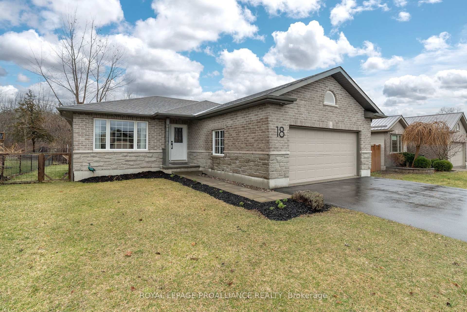 18 Cedar Creek Crescent photo 2
