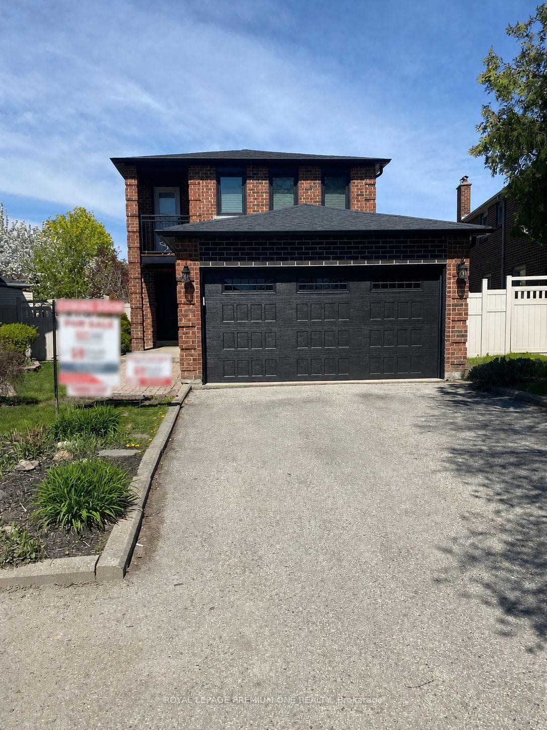Lovely front with no sidewalk!