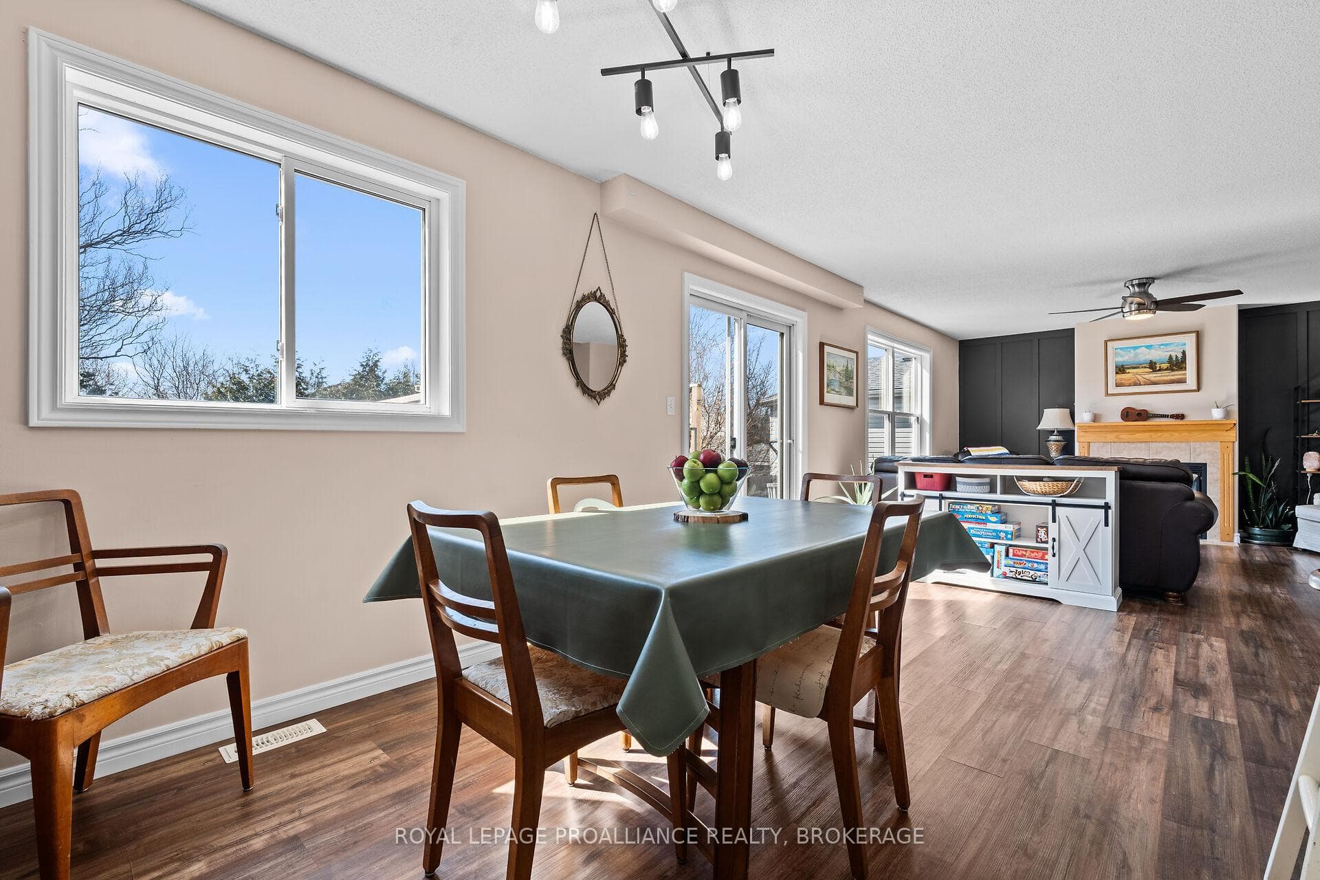 535 Freeman Crescent photo 12