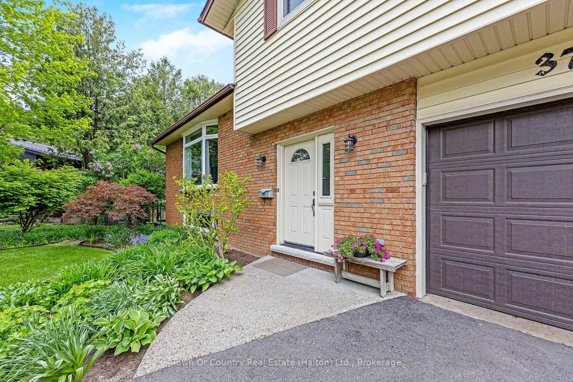370 Roselawn Place photo 6