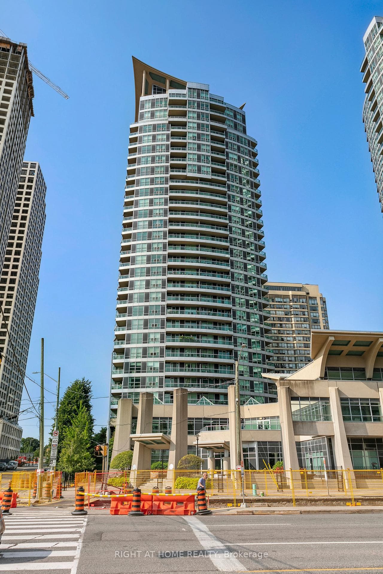 1 Elm Drive Unit 609 photo 1