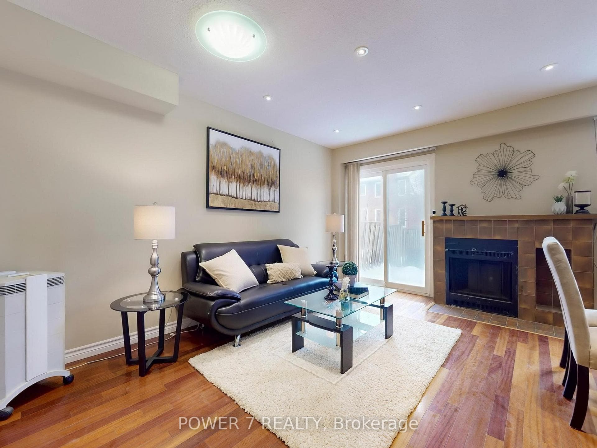 114 SANDYHOOK Square photo 3