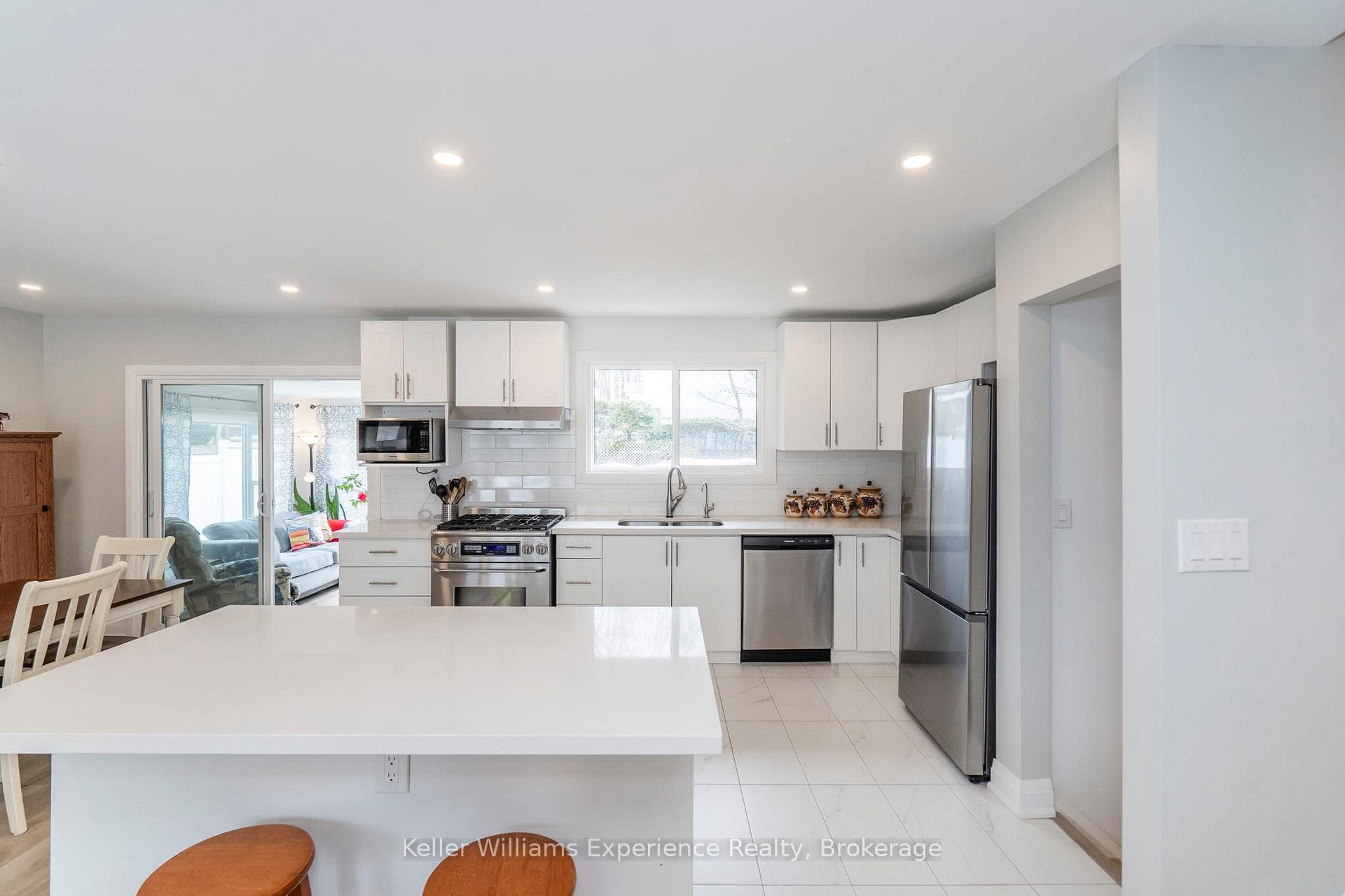 857 Victoria Street photo 8