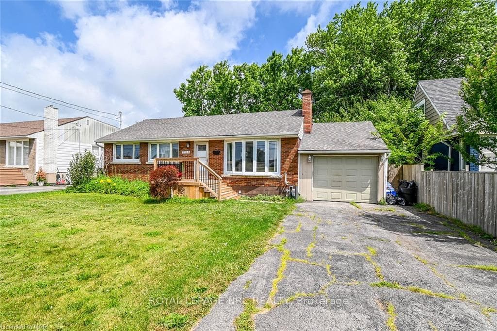 225 BERTIE Street photo 4