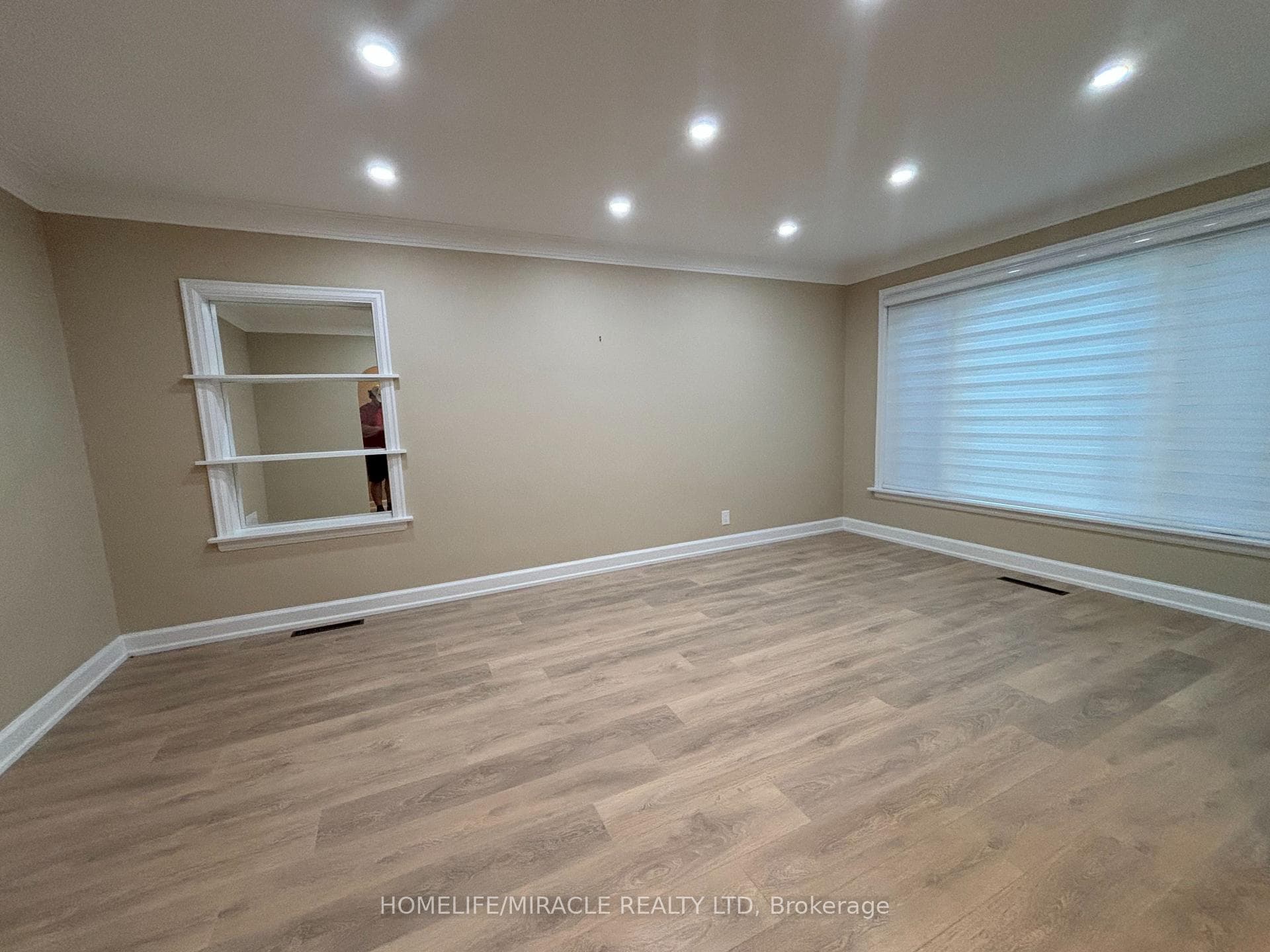 54 Hawman Avenue Unit Upper floor suite photo 17