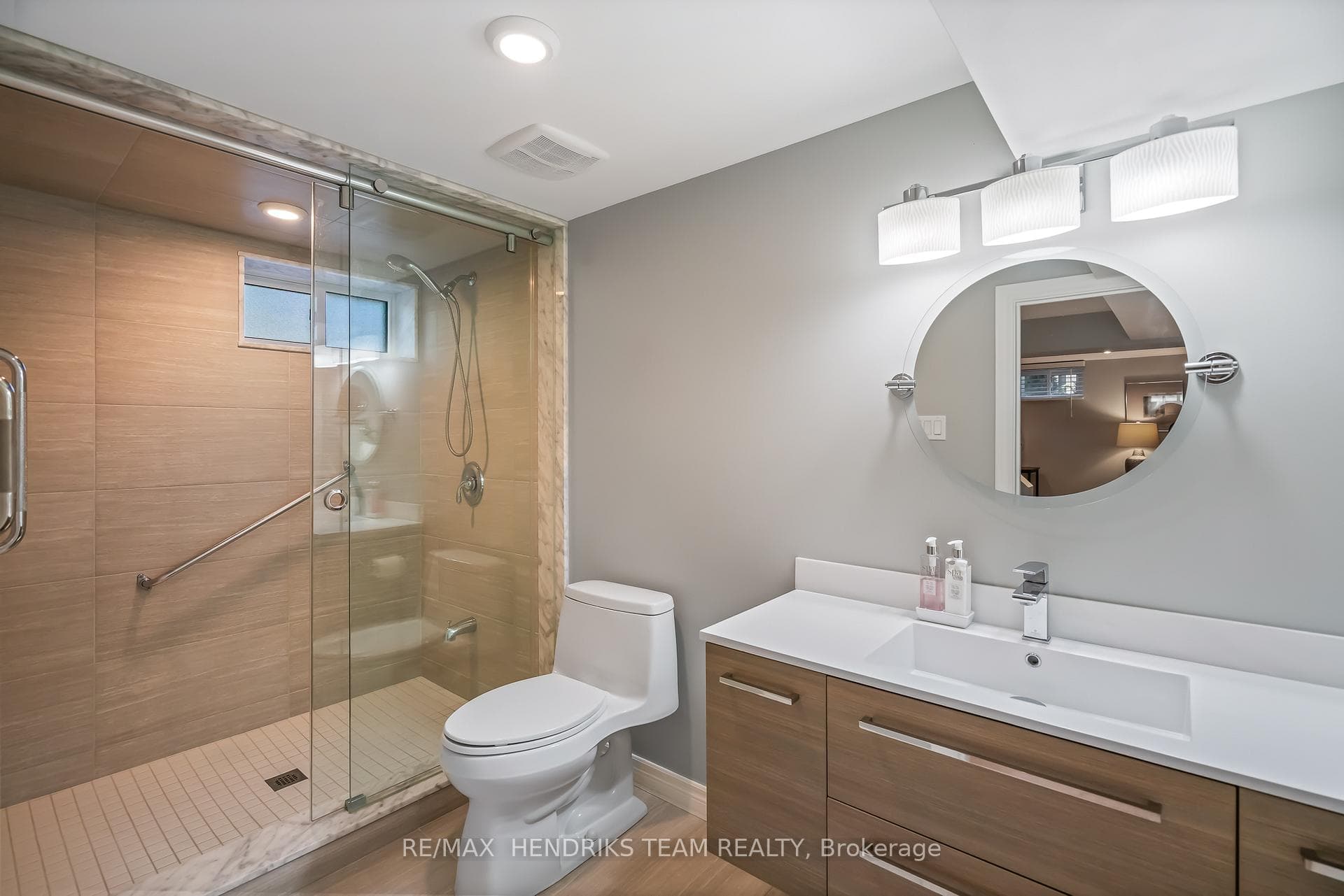 4 Upper Canada Drive photo 24
