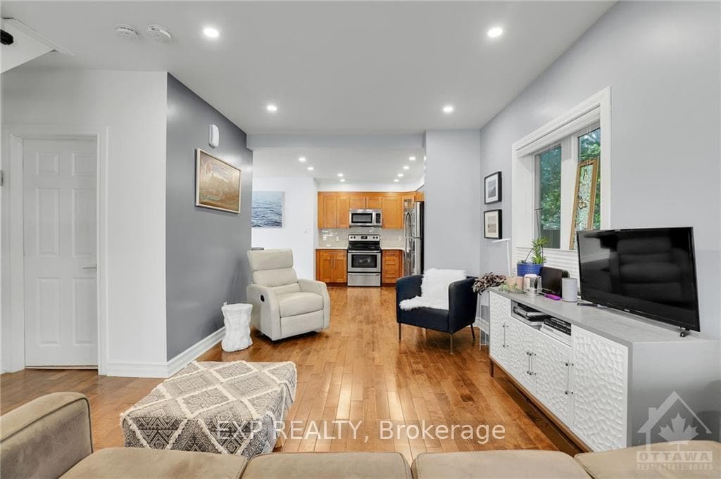 1076 RICHARD Street photo 8