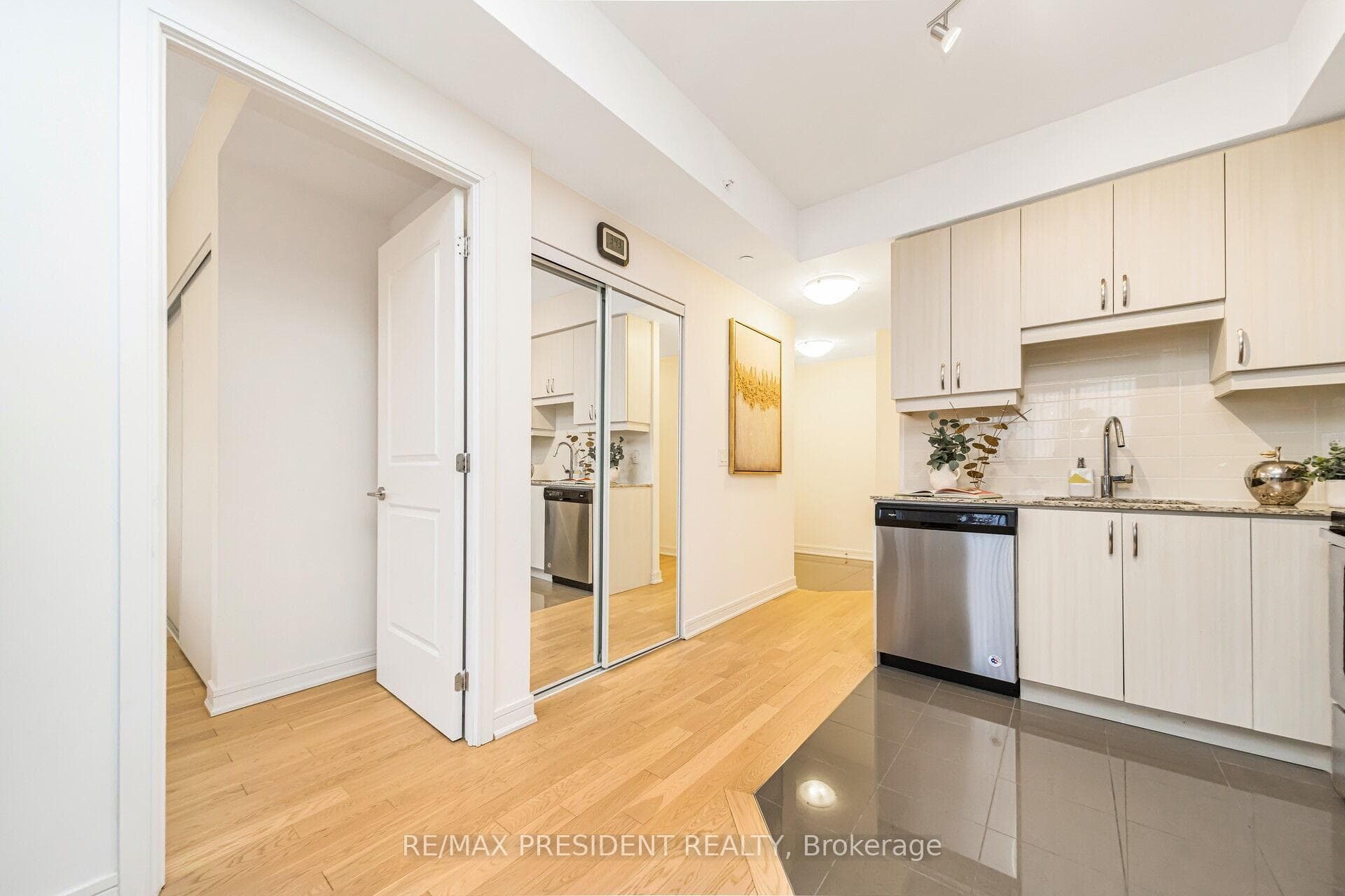 9191 Yonge Street Unit 902 photo 14