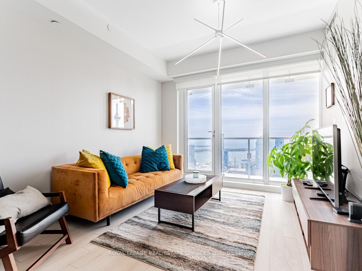 197 Yonge Street Unit 5807 photo 14