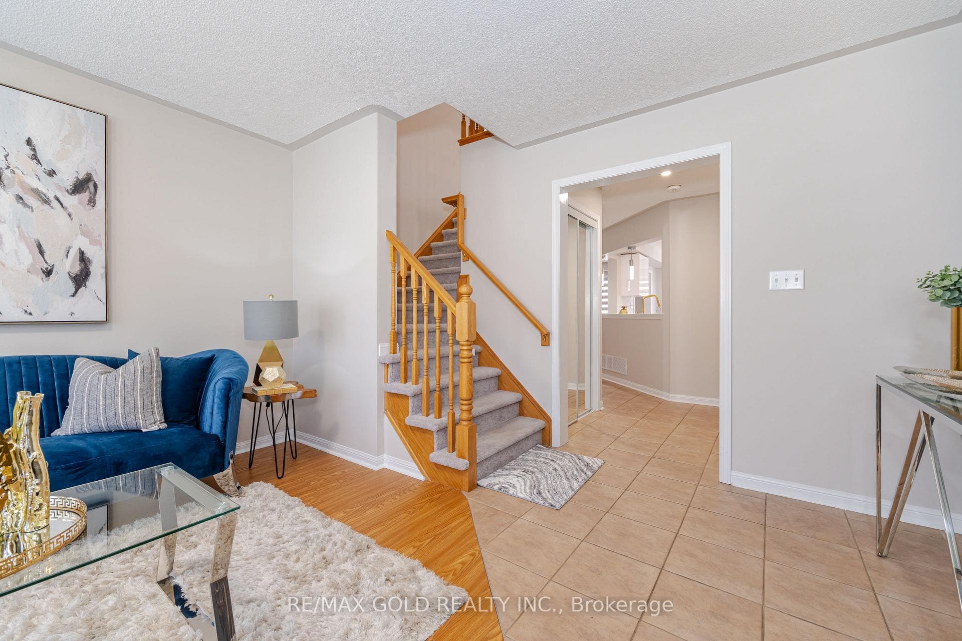 16 Frontenac Crescent photo 8