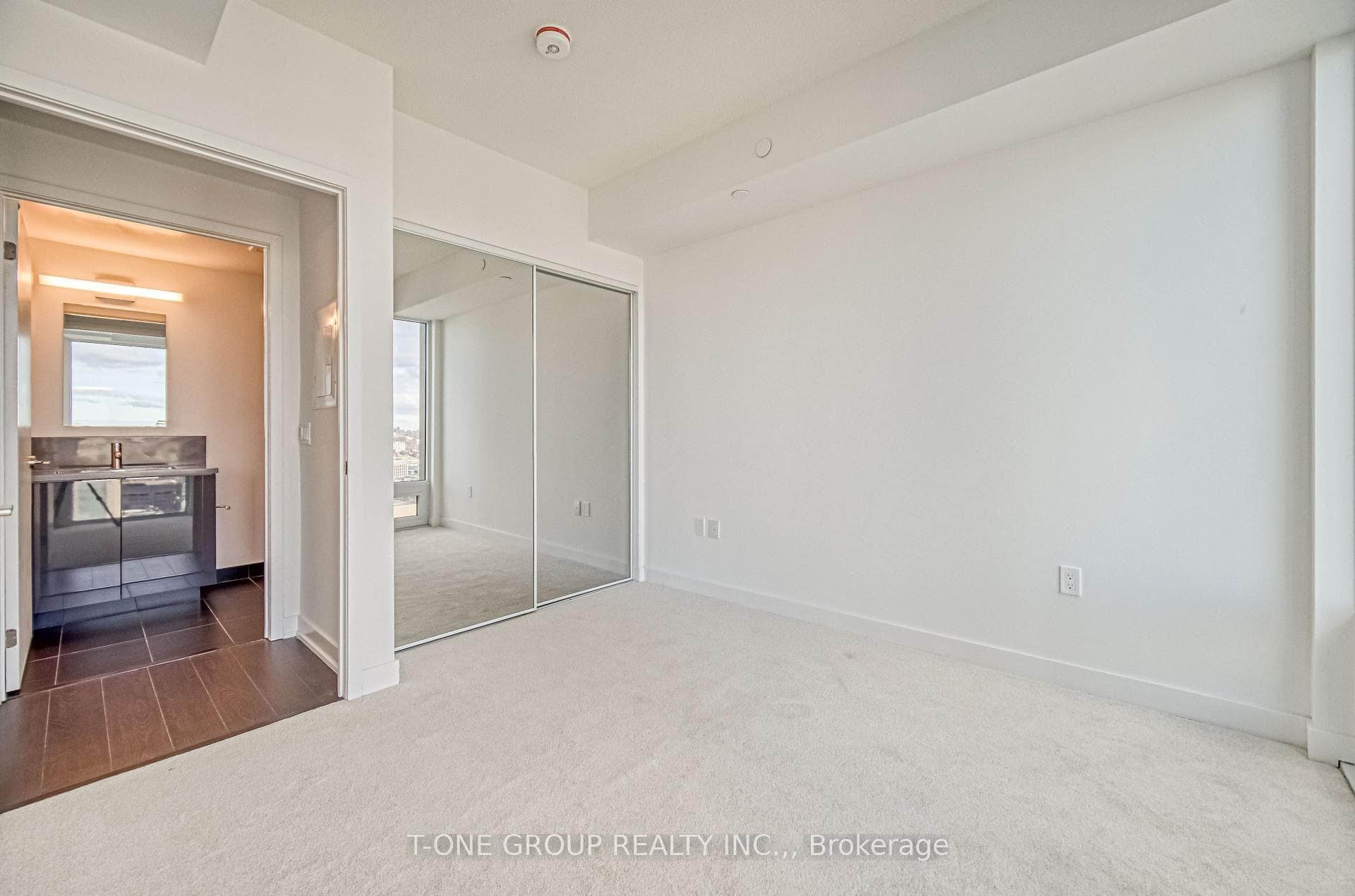 238 Simcoe Street photo 19