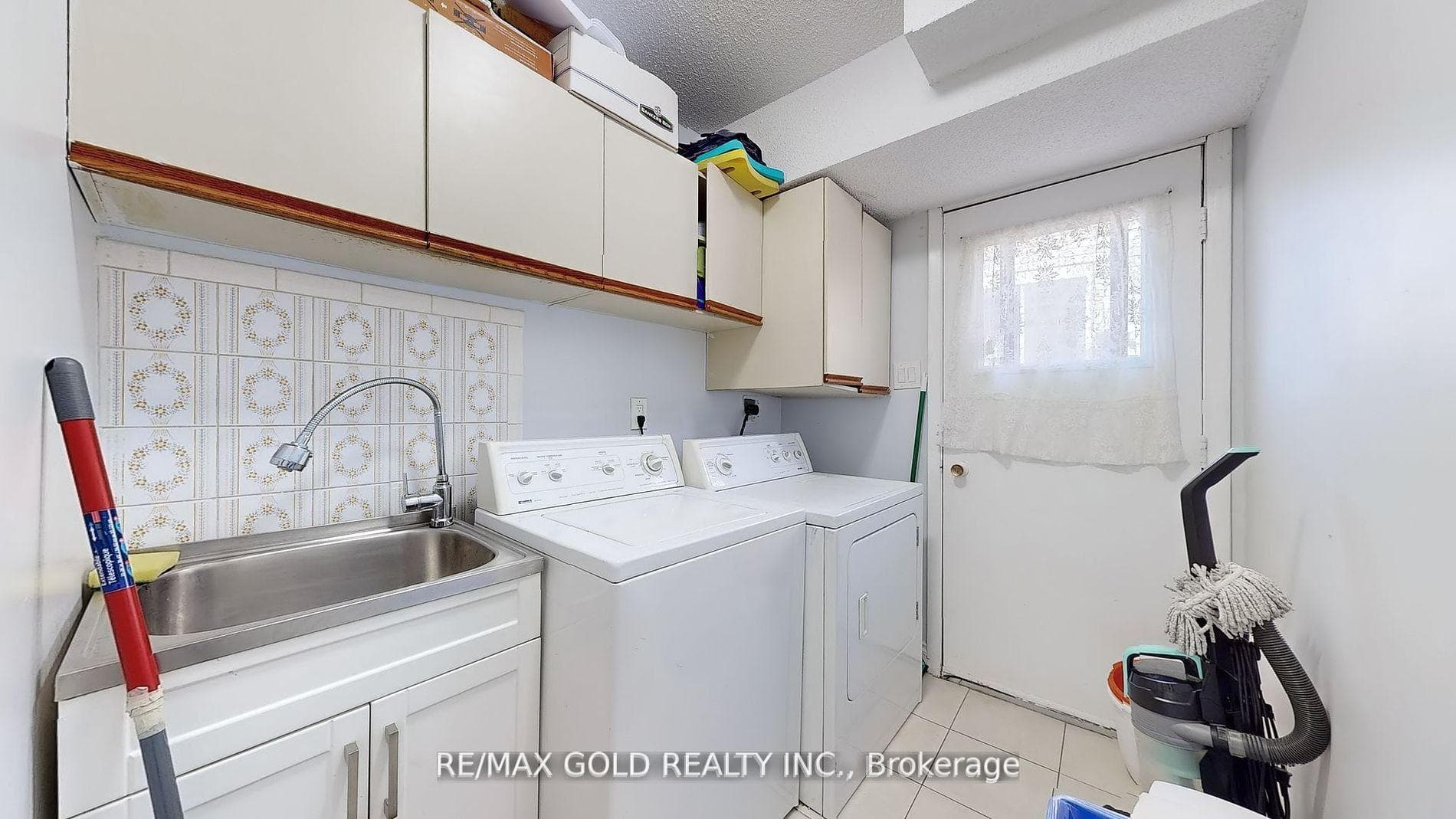 12 Royal Colwood Court photo 16