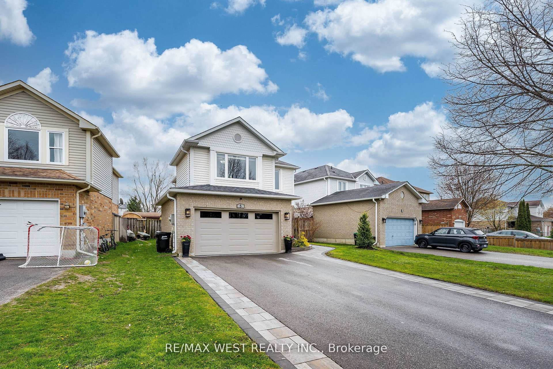 5 Moir Crescent photo 2