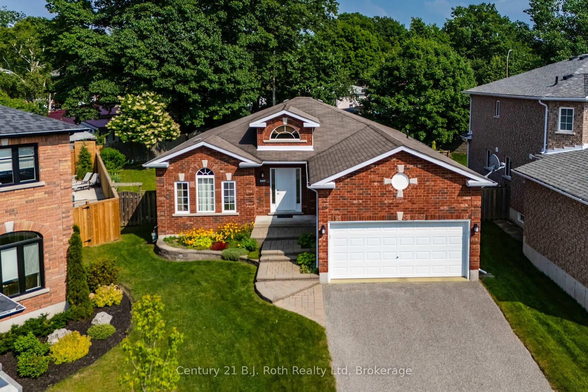 997 Whitney Crescent photo 1