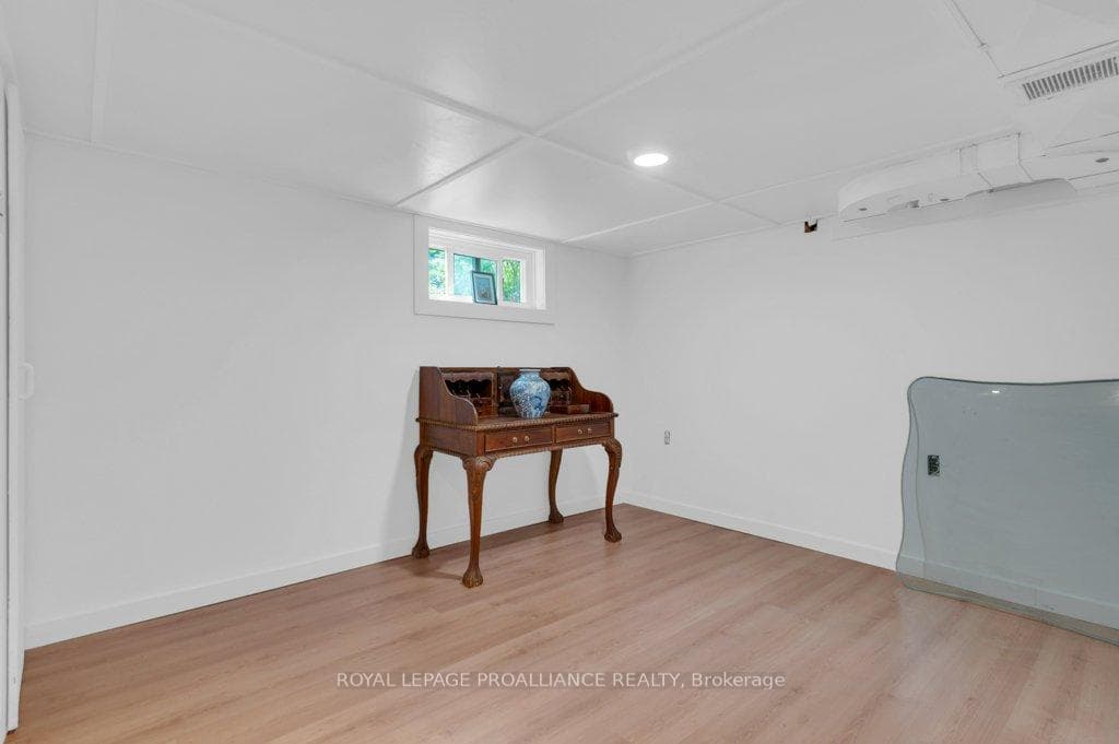 300 Dufferin Avenue photo 25