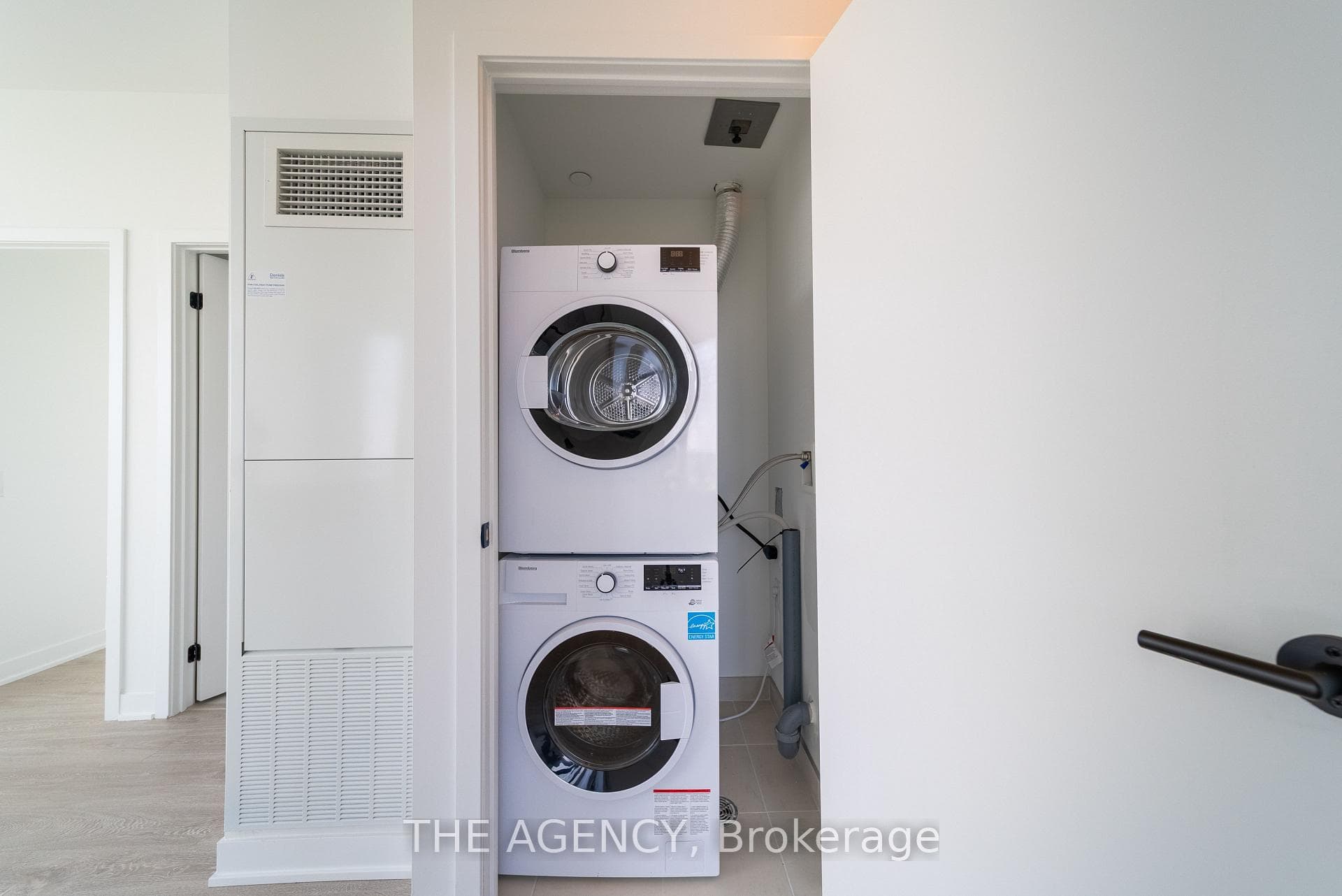 2495 Eglinton Avenue Unit 810 photo 16
