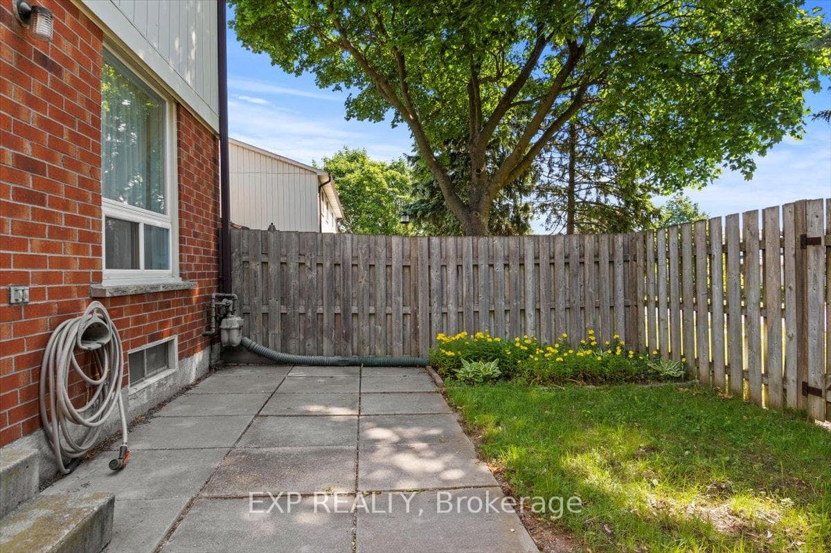 450 Bristol Crescent Unit 11 photo 35