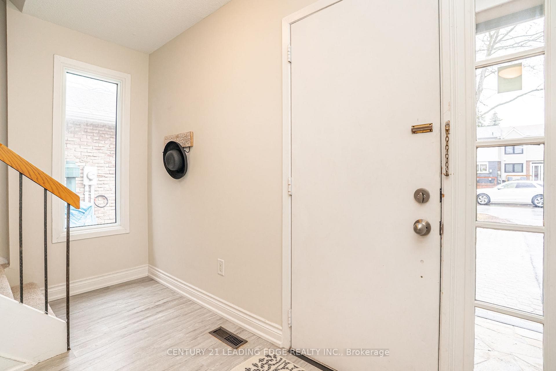 1825 Listowell Crescent photo 7