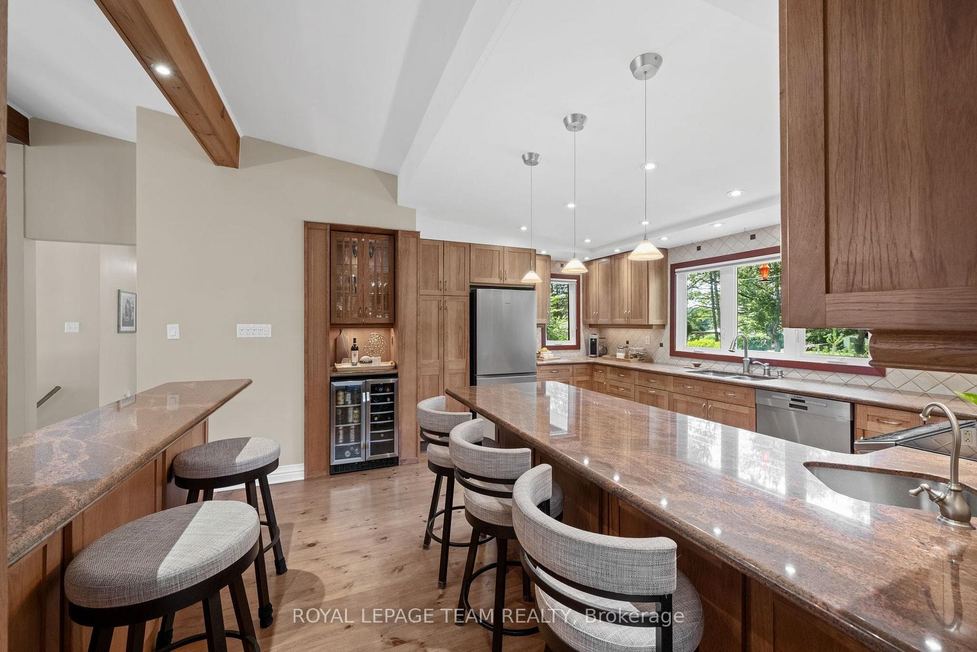 Breakfast bar and Pennisula offer extra seating