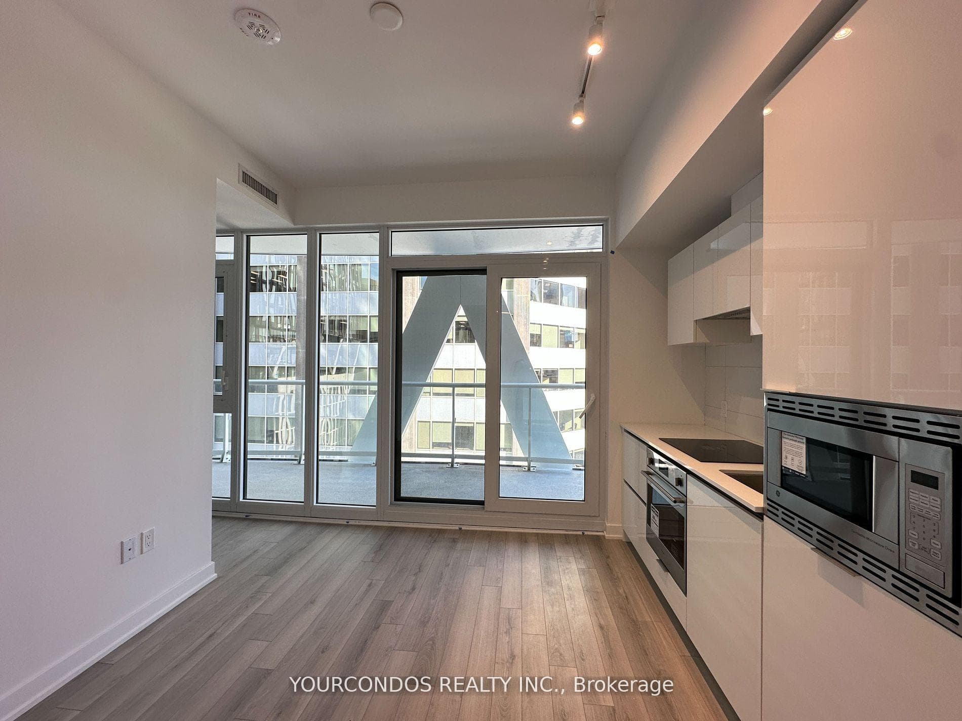 230 SIMCOE Street Unit 1227 photo 3