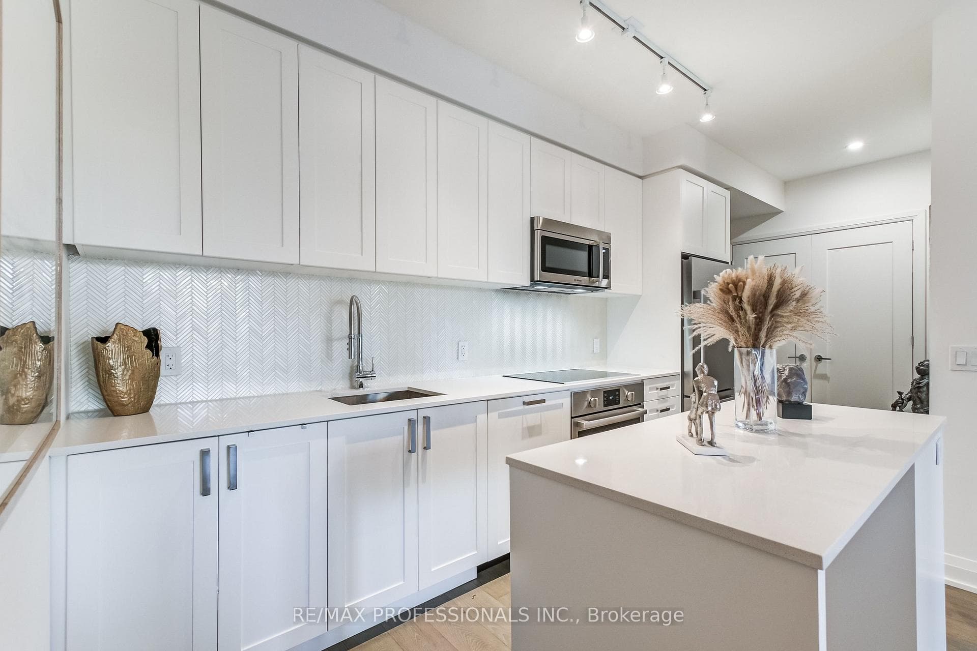 293 The Kingsway N/A Unit 223 photo 11