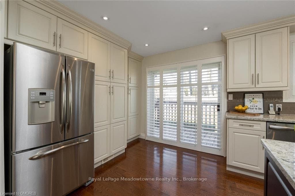 18 MOORE PARK Crescent photo 8
