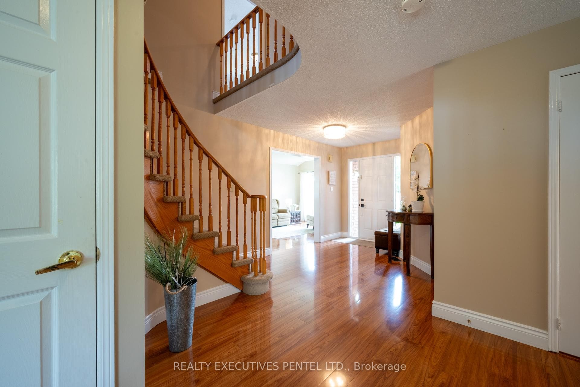 730 Daintry Crescent photo 5