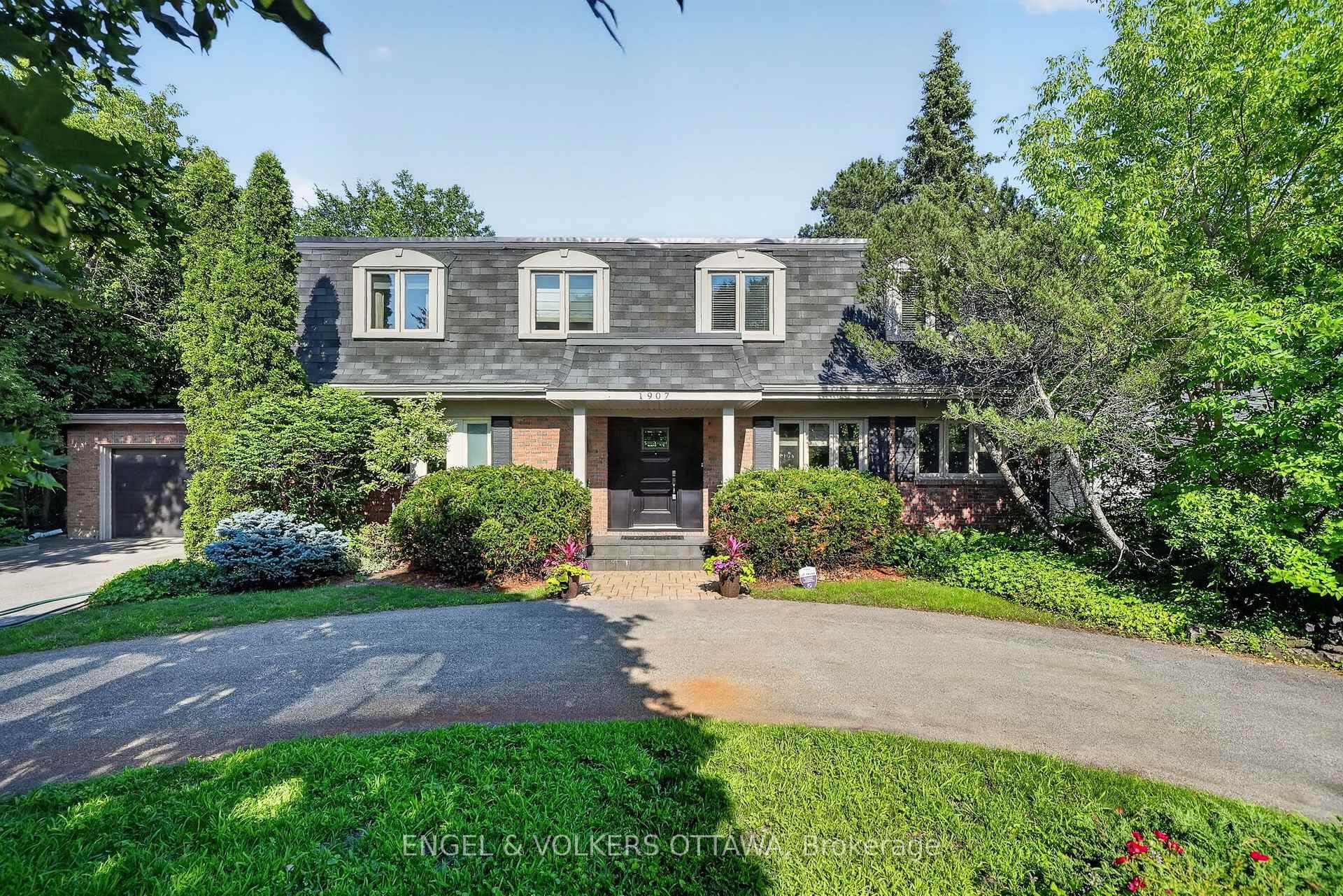 1907 Fairmeadow Crescent photo 1