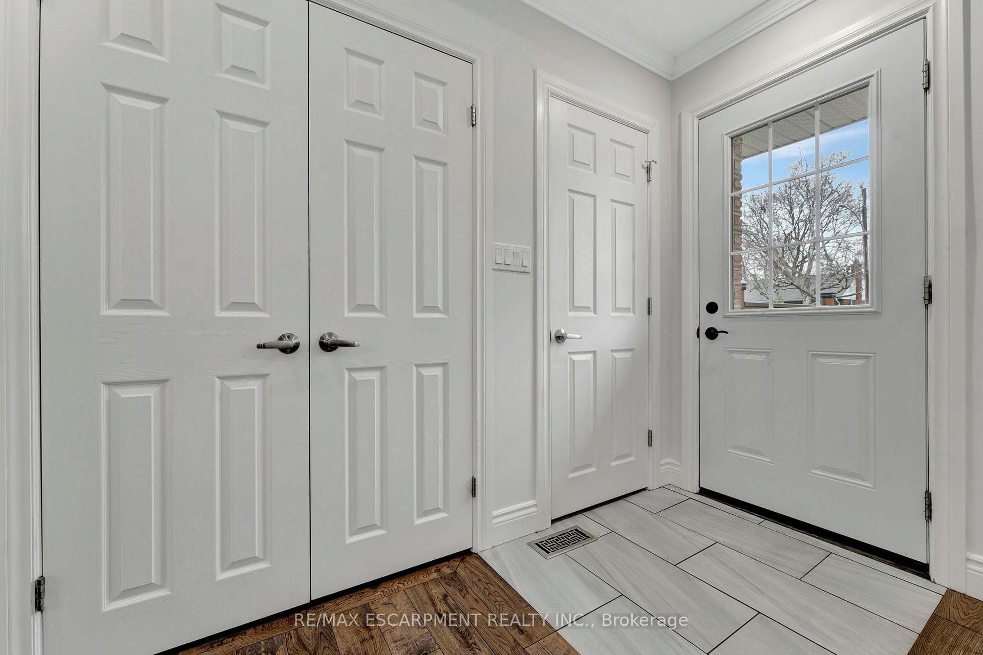 2060 Maplewood Drive photo 7