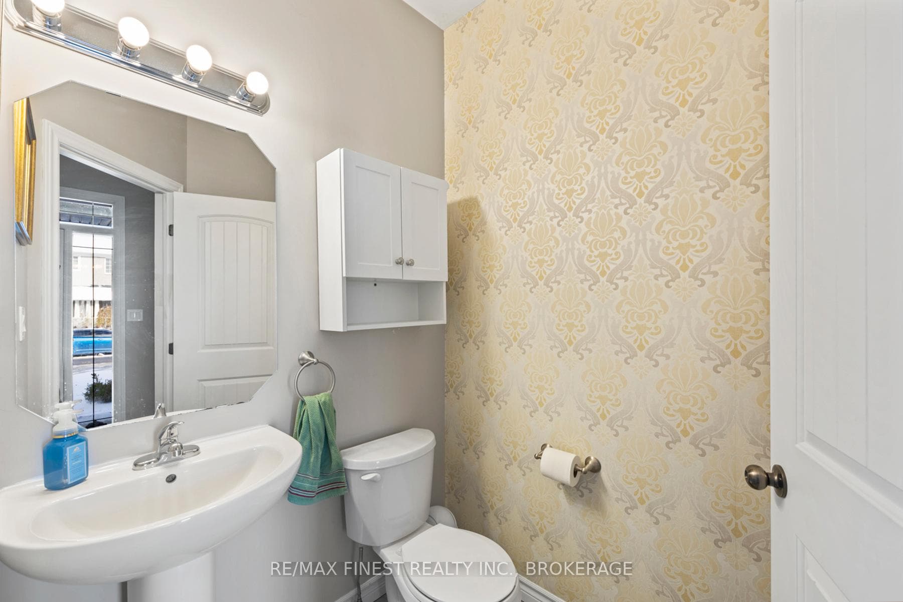 1395 TREMONT Drive photo 4