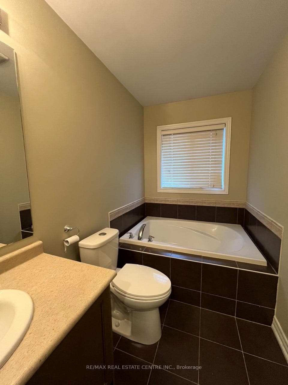 541 Vaughan Court photo 9