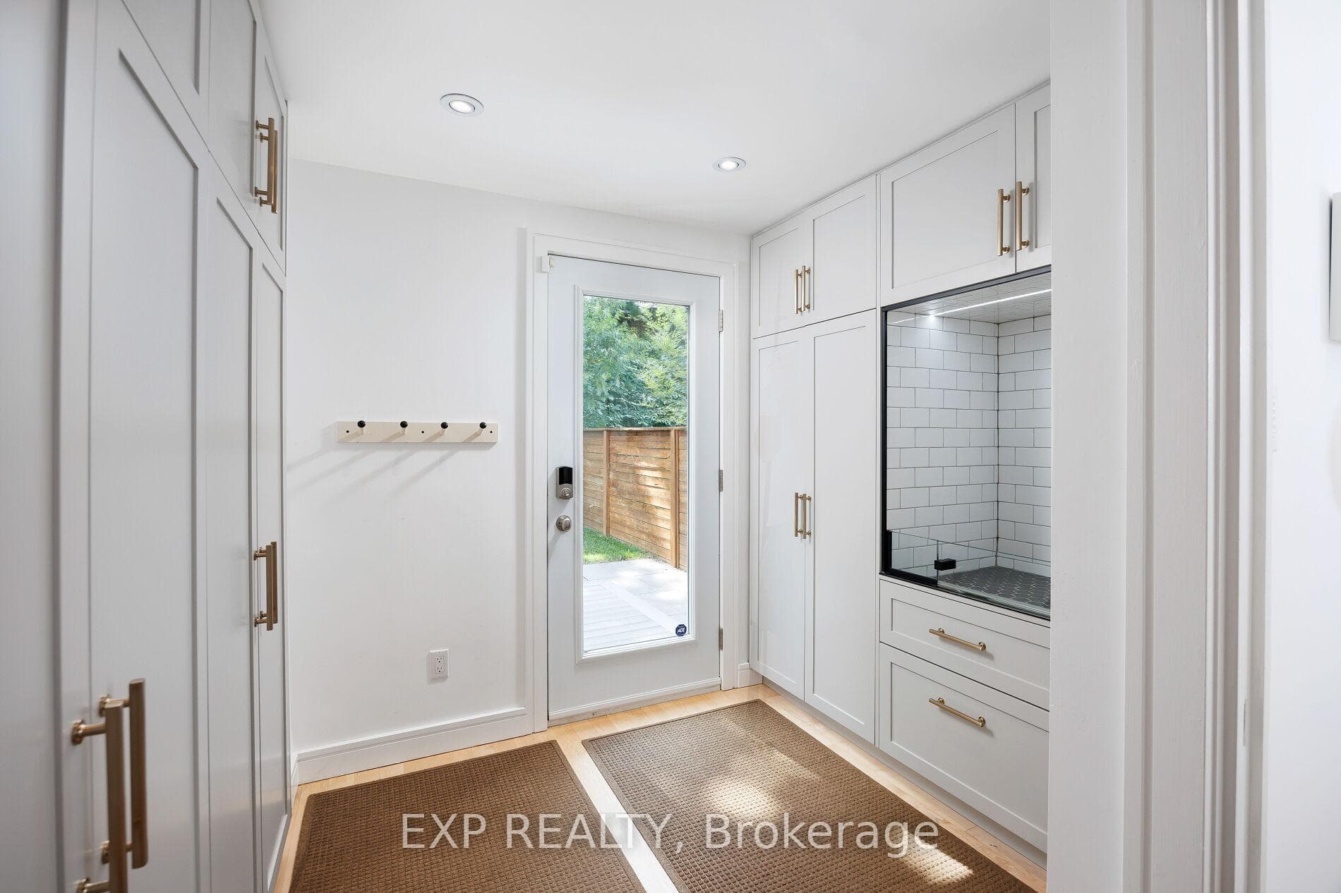 870 Royal York Road photo 14