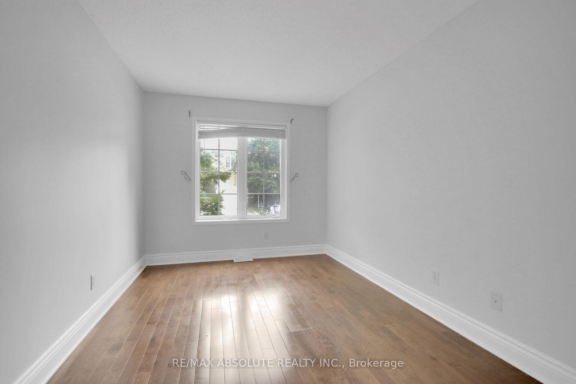 8 Riverbank Court photo 12