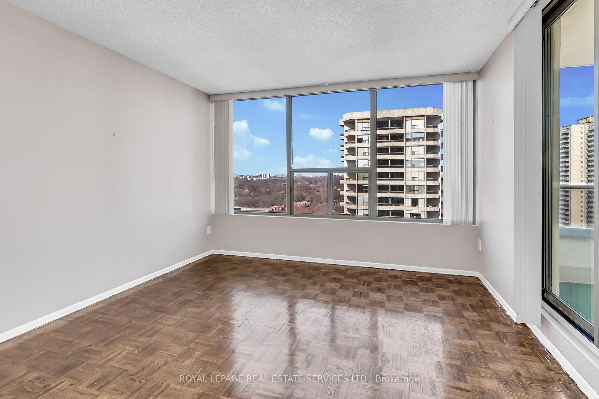 50 Quebec Avenue Unit 1607 photo 5
