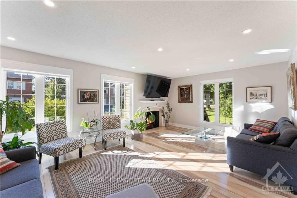 27 CHATSWORTH Crescent photo 5