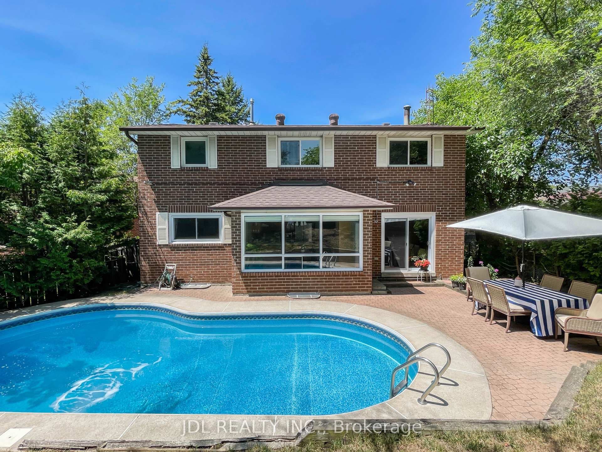 126 Weir Crescent photo 4