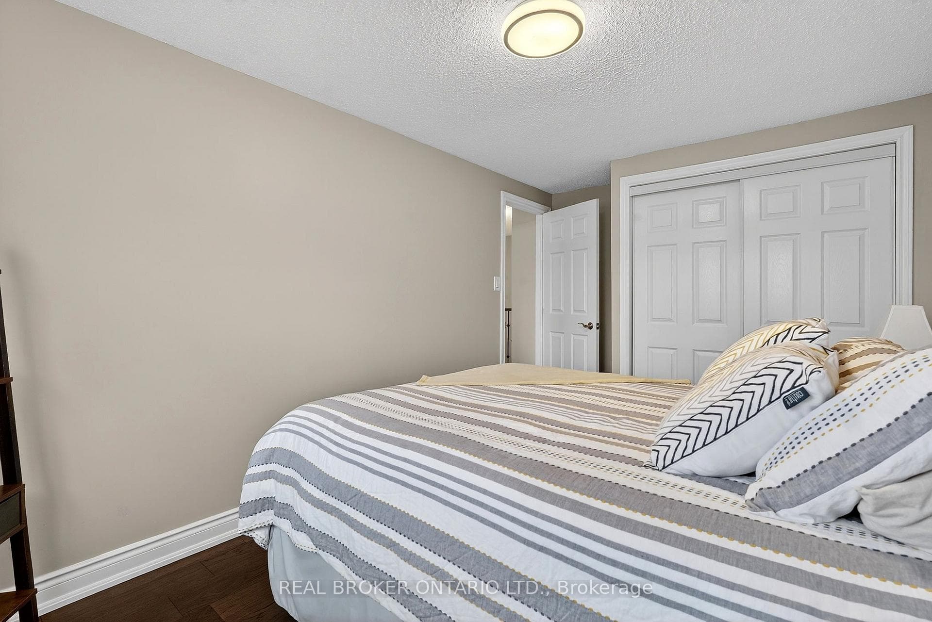 474 Knightsbridge Crescent photo 26