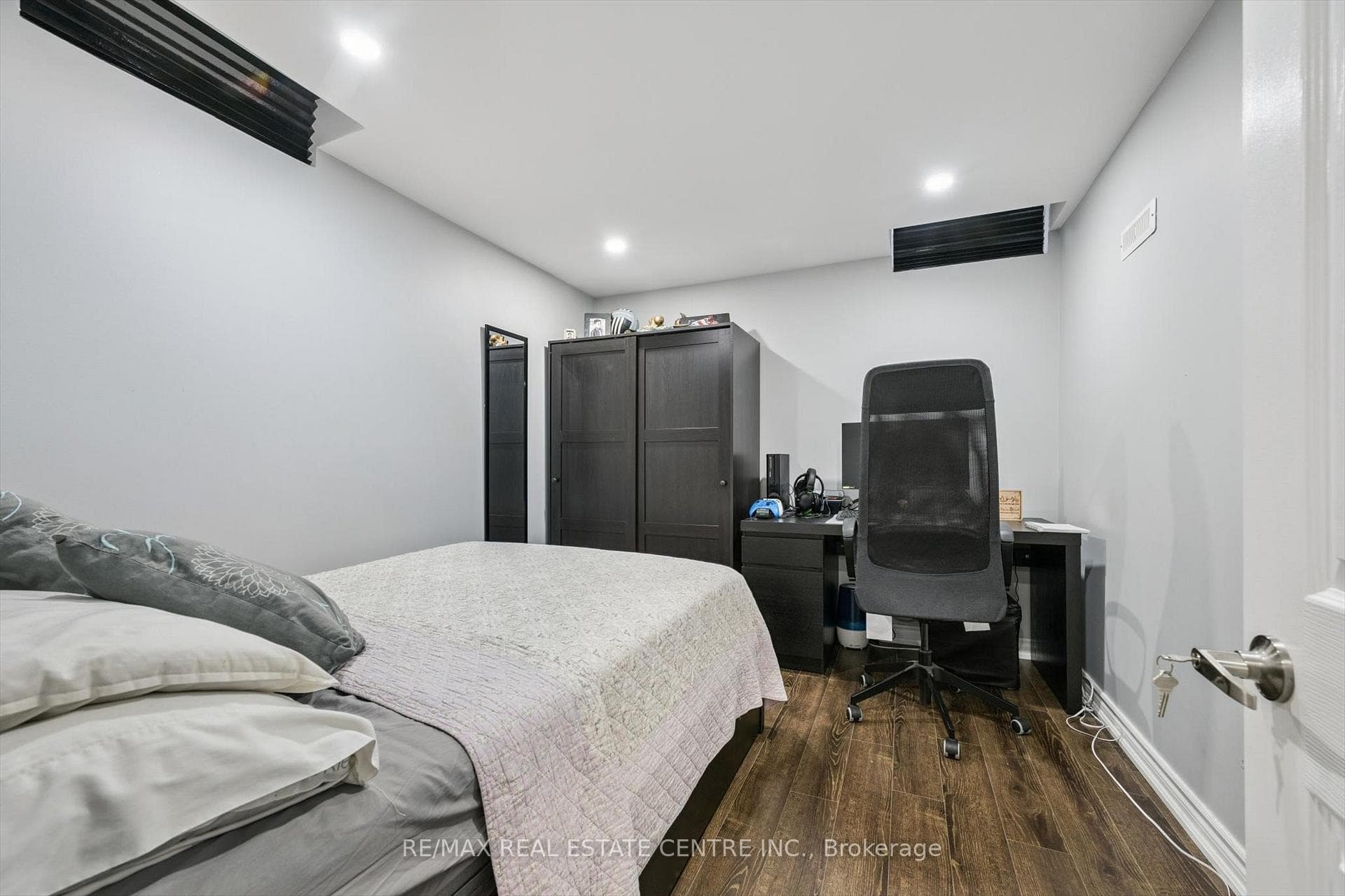 550 Ashprior Avenue photo 32