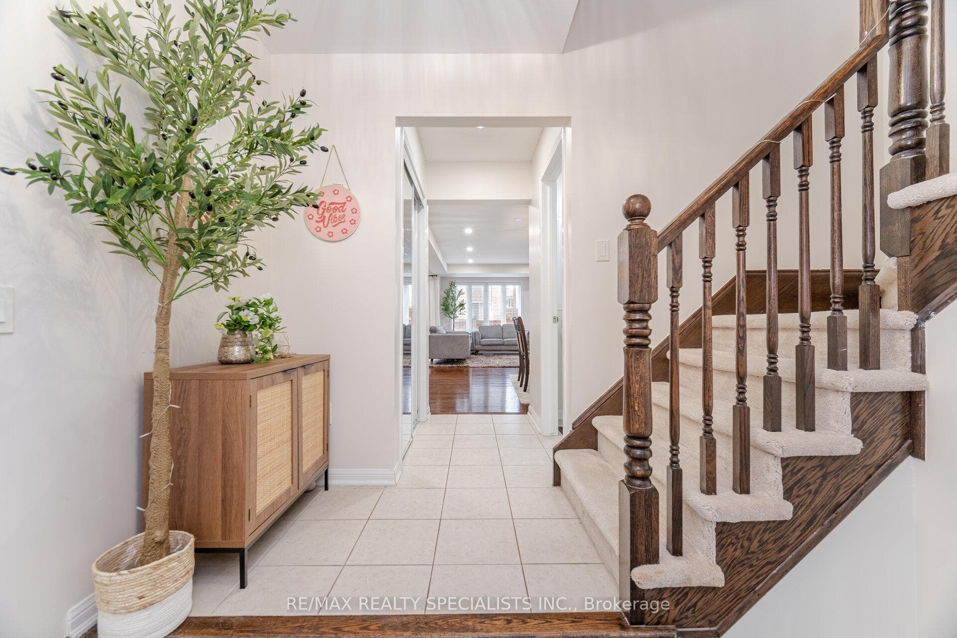 225 Mortimer Crescent photo 4