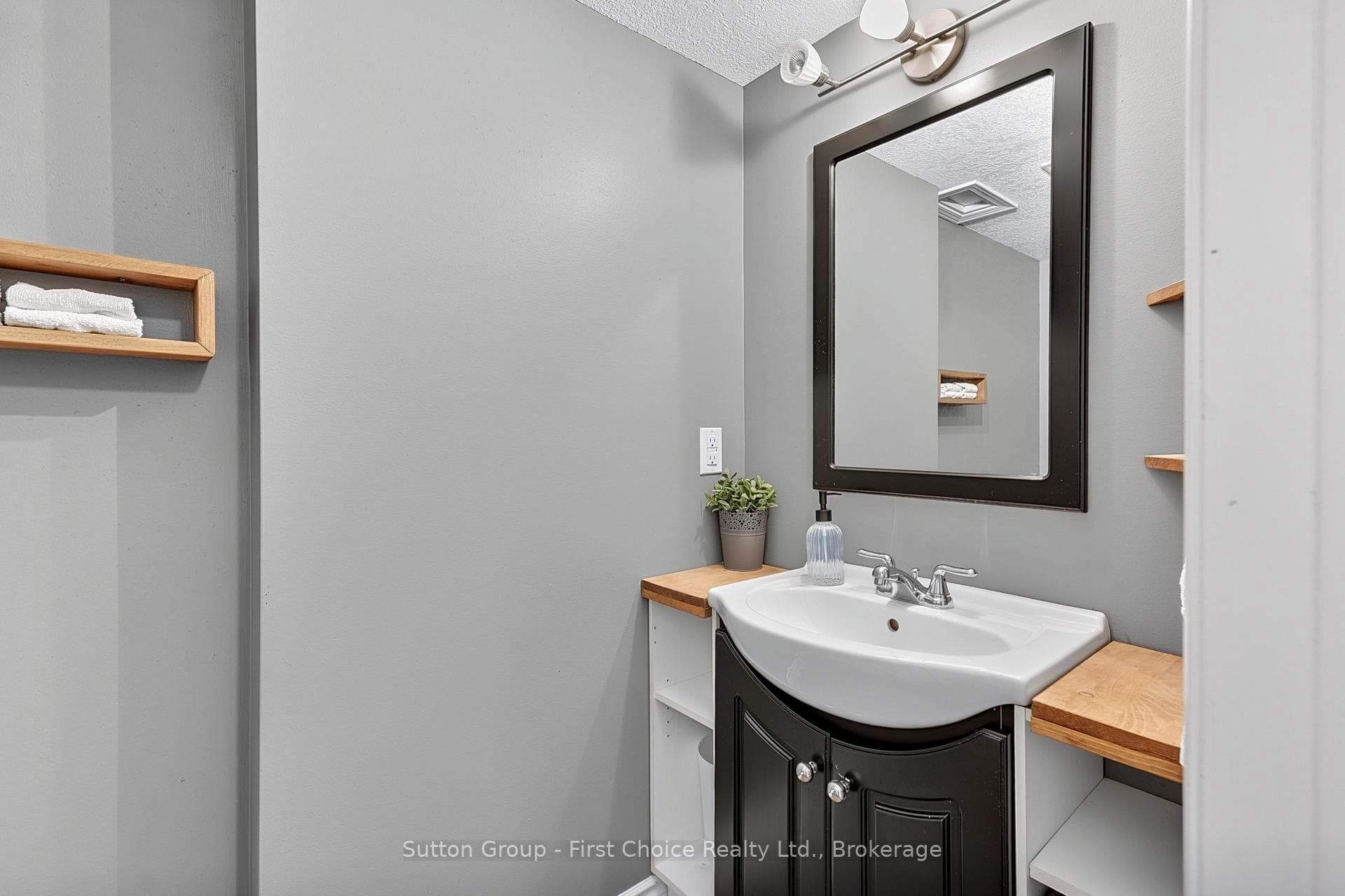 670 Reid Crescent photo 38